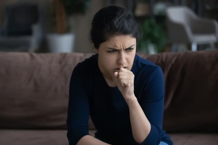 10 natural ways to treat a dry cough and itchy throat before bedtime