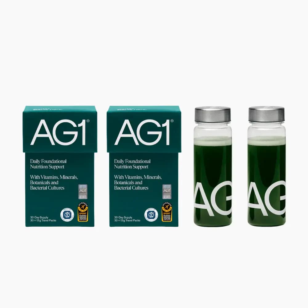 مجموعة AG1 الترحيبية - عبوة سفر من مسحوق المكملات الغذائية (عبوتان وزجاجتان)